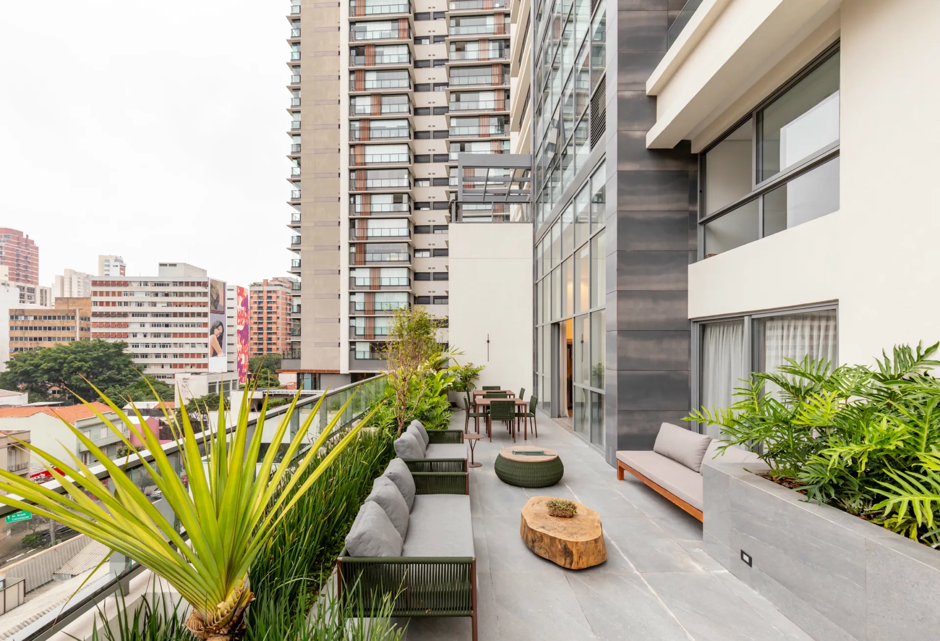 Lazer lounge externo do HUB Pinheiros – Comercial em Pinheiros, São Paulo
